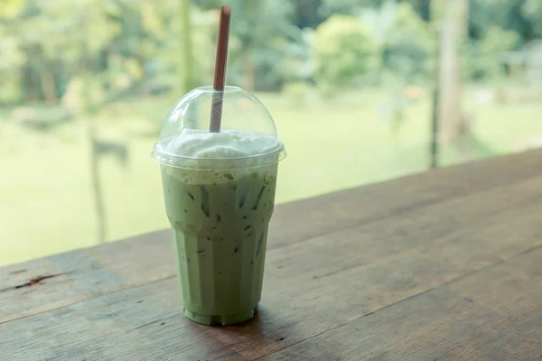 Té verde helado con leche en la mesa en la cafetería —  Fotos de Stock