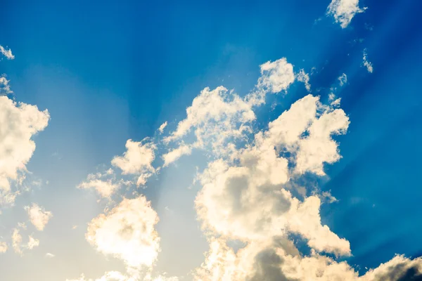 Luce del sole con nuvola sul cielo blu — Foto Stock