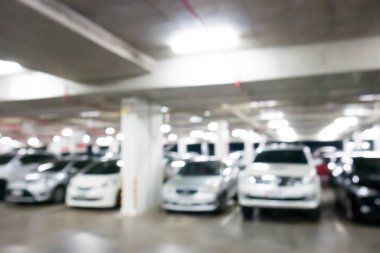 Araba park alışveriş merkezi bulanık