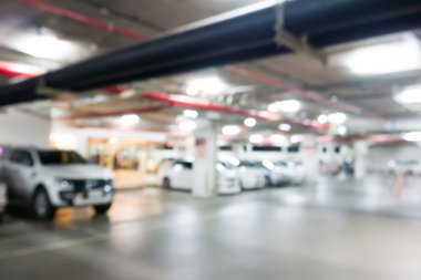 Araba park alışveriş merkezi bulanık