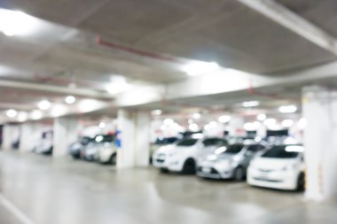 Araba park alışveriş merkezi bulanık