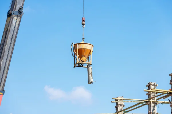 Crane arbetar inom byggsektorn med blå himmel — Stockfoto
