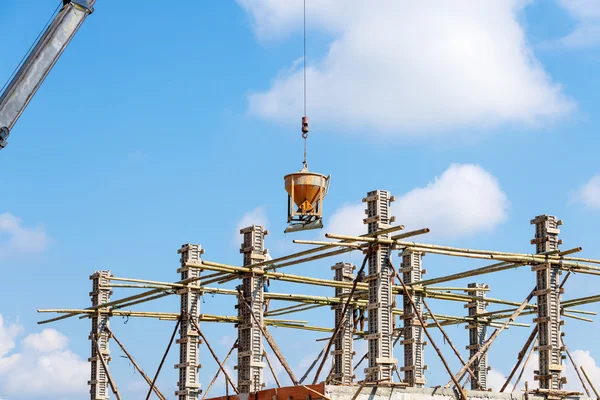 Arbetstagaren arbetar i konstruktion på blå himmel — Stockfoto