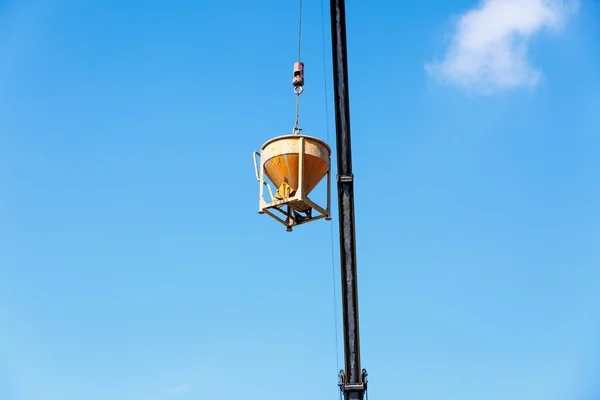 Grúa trabajando en la construcción en el cielo azul — Foto de Stock