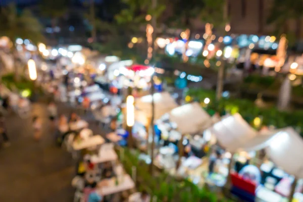 Ночной рынок с размытыми людьми — стоковое фото