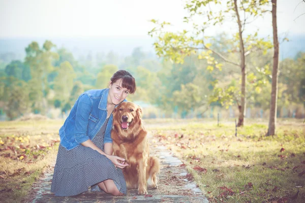 Golden retriever perro y hermosa mujer — Foto de Stock
