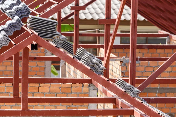 Toit en construction avec des piles de tuiles de toit pour la construction de la maison — Photo