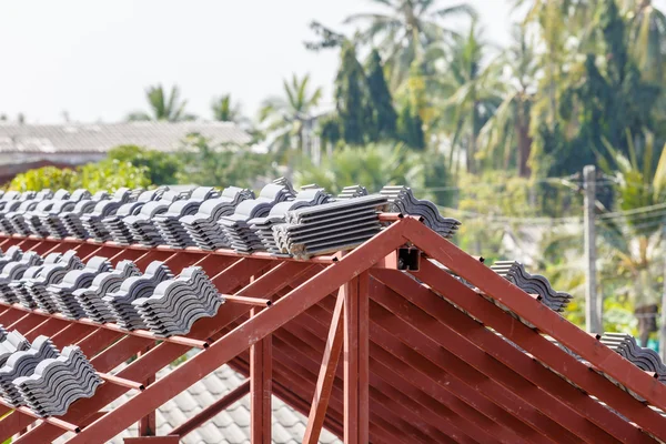 Techo en construcción con pilas de tejas para la construcción de viviendas —  Fotos de Stock