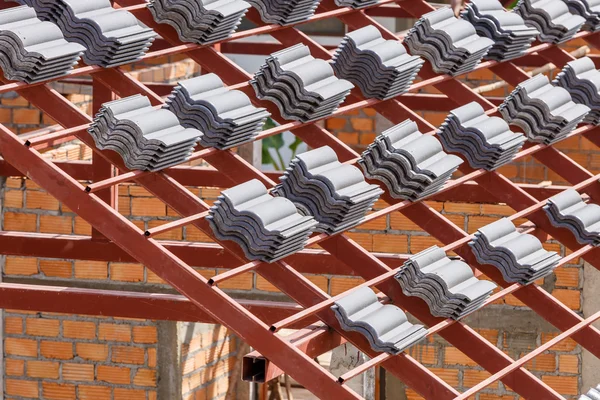 Roof under construction with stacks of roof tiles for home build — Stock Photo, Image