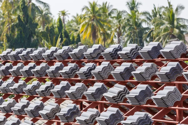 Toit en construction avec des piles de tuiles de toit pour la construction de la maison — Photo