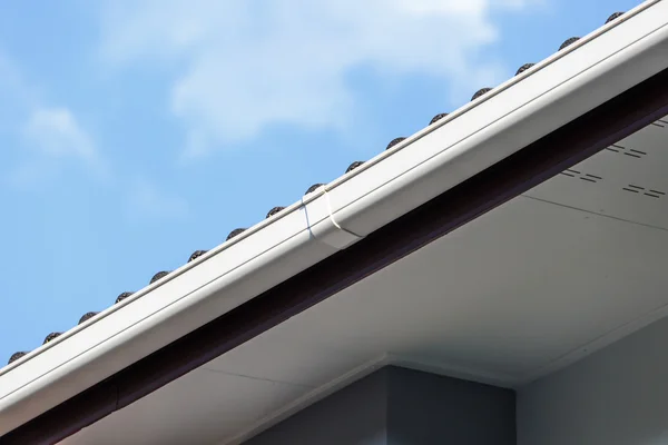 Білий жолоб на даху верхньої частини будинку — стокове фото