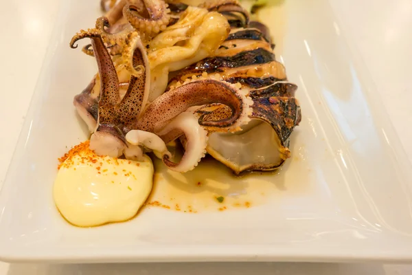 Squid grill op witte schotel — Stockfoto