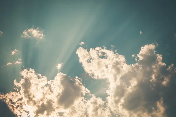 Luz solar con nube en el cielo azul — Foto de Stock