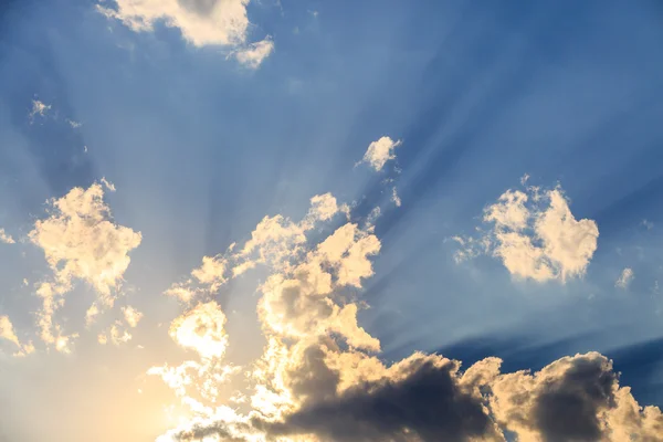 Luz solar con nube en el cielo azul — Foto de Stock