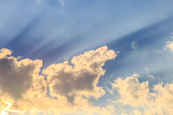 Luce del sole con nuvola sul cielo blu — Foto Stock