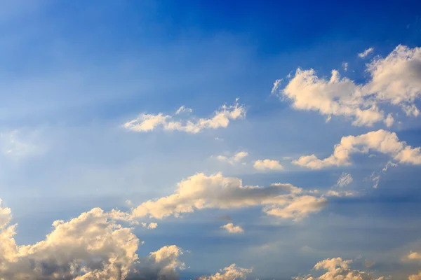 Luce del sole con nuvola sul cielo blu — Foto Stock