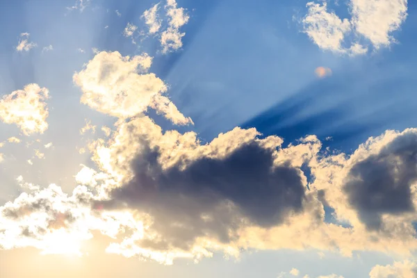 Luce del sole con nuvola sul cielo blu — Foto Stock