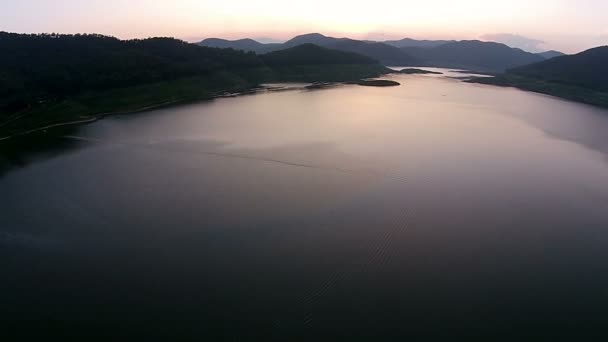 Luchtfoto zonsondergang uitzicht op meer — Stockvideo