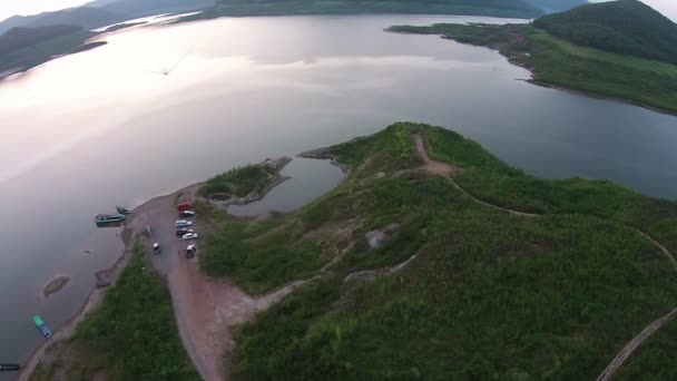 Luchtfoto zonsondergang uitzicht op meer — Stockvideo