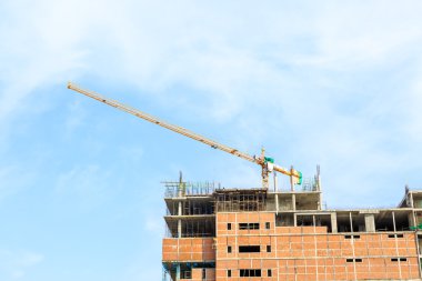 mavi gökyüzünün altında vinç ve inşaat site bina 