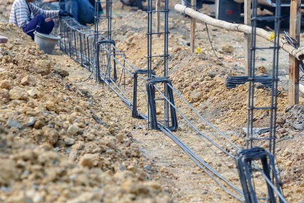 Technicien faisceau fil machine d'acier pour le travail de construction — Photo