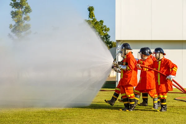 Bombeiro lutando por treinamento de ataque de fogo — Fotografia de Stock