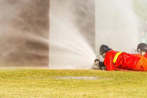 Bombero luchando por entrenamiento de ataque de fuego — Foto de Stock