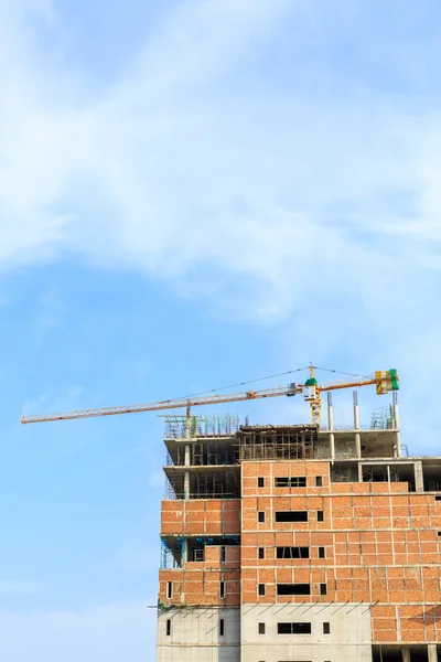 Baukran und Baustelle unter blauem Himmel — Stockfoto