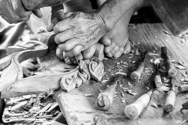 Hand van carver carving hout in zwart-wit kleurtoon — Stockfoto