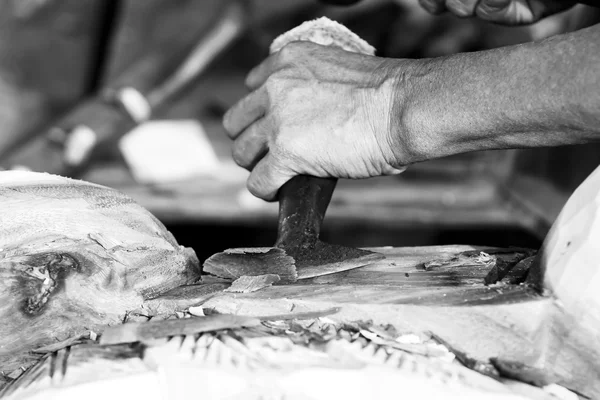 Hand of carver carving wood in black and white color tone — Stock Photo, Image