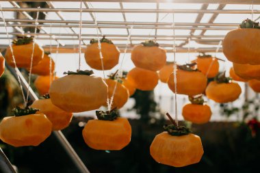 Hasır sepetteki organik haki meyveler. Hurmalar
