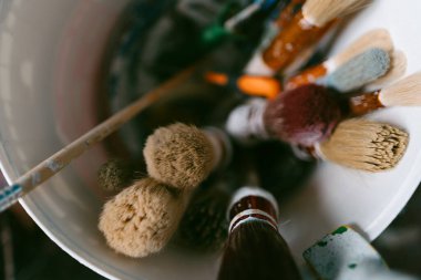 Kovalardaki bir ressamın kullanılmış aletlerine büyük bakış açısı. Yakın plan.