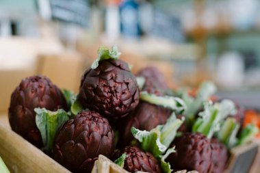 Yerel bir organik markette taze mor enginarlar.