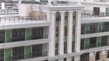 Endüstriyel tırmanıcı yüksek katlı bir binada temiz