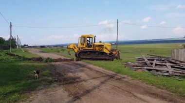 Hızlandırılmış çekimde buldozerin işi