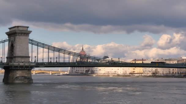 The Szechenyi Chain Bridge in Budapest . timelapse — Stock Video