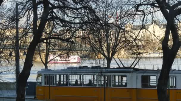 Vista de la parada de tranvía y crucero por el río Danubio, Budapest — Vídeo de stock