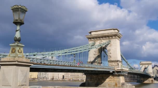 El puente de la cadena Szechenyi en Budapest. Nubes moviéndose en el cielo azul — Vídeos de Stock