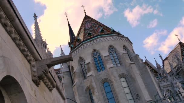 Matthias kyrkan i Budapest, detalj av prästgården — Stockvideo