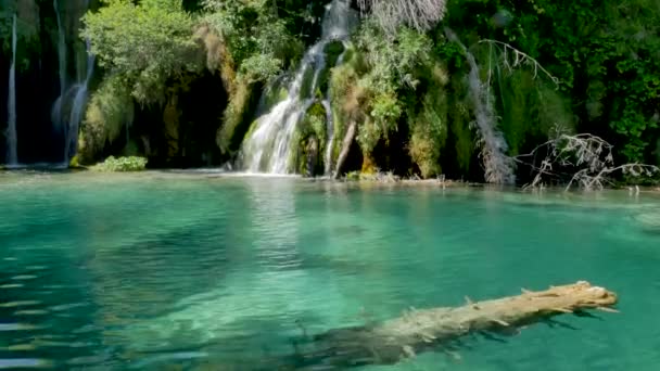 Εκπληκτική Θέα Του Καταρράκτη Στα Γαλαζοπράσινα Νερά Εθνικό Πάρκο Plitvice — Αρχείο Βίντεο