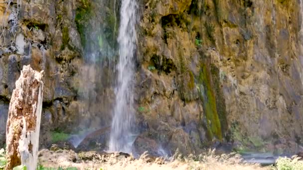 Kleiner Wasserfall Zwischen Den Felsen Auf Den Plitvicer Seen Nationalpark — Stockvideo