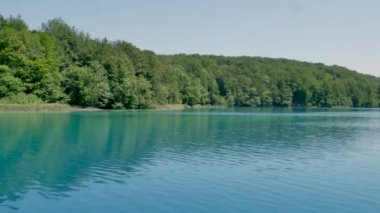 Plitvice Göllerinde Olağanüstü Tekne Manzarası, Hırvatistan Ulusal Parkı,