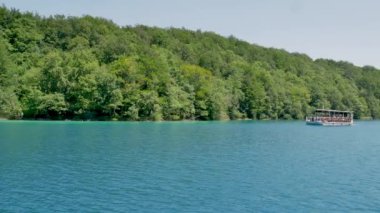 Plitvice Gölleri 'ndeki elektrikli tekne, Hırvatistan Ulusal Parkı, UNESCO