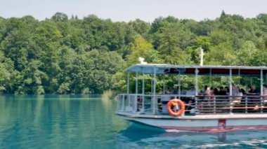 Plitvice Göllerinde gezinen elektrikli tekne, Hırvatistan Ulusal Parkı, UNESCO