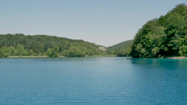 Τουριστικό Σκάφος Που Επιπλέει Στον Ποταμό Στις Λίμνες Plitvice Στην — Αρχείο Βίντεο