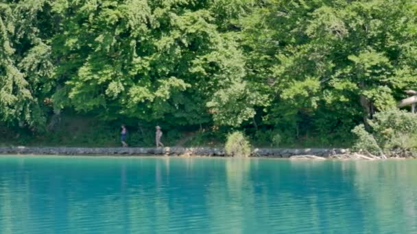 Persone Che Camminano Nei Sentieri Del Lago Kozjak Plitvice Parco — Video Stock