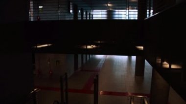 Yürüyen merdiven tarafından Terminal çıkış