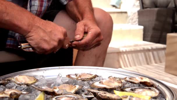 Cleaning an oyster — Stock Video