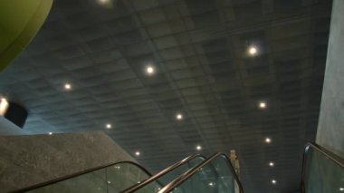 Modern terminalde kadar hareketli yürüyen merdiven