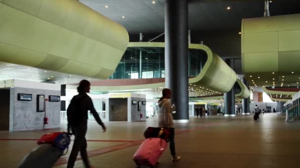 Viajantes na estação ferroviária — Vídeo de Stock